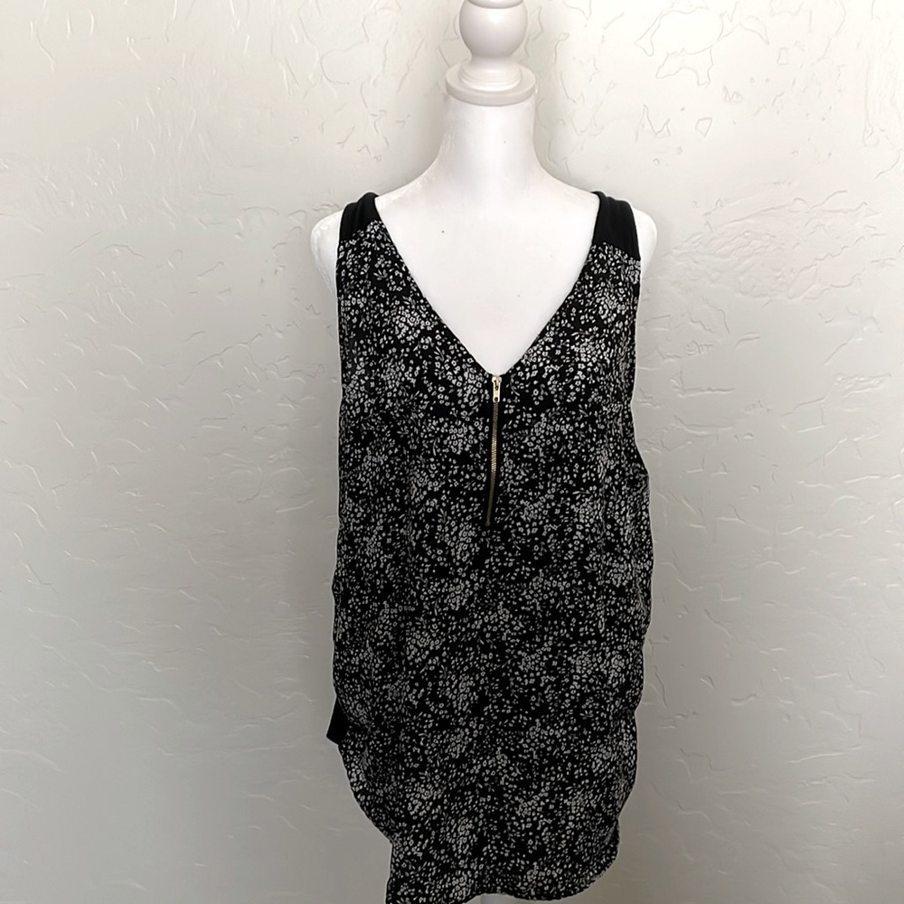 Floral partial zip front Rue 21 sleeveless blouse